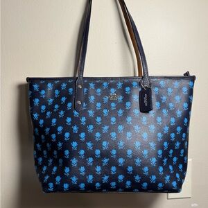LIKE NEW! Coach Navy and Blue Floral Tote